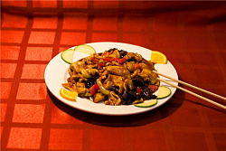 E-3.	Куриное филе в слабо-остром соусе с древесными грибами, болгарским перцем, луком и чесноком  鱼香鸡柳