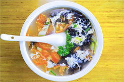 B-5.	Суп из шпината, морской капусты, помидор, яйца и кинзы    紫菜蛋花汤